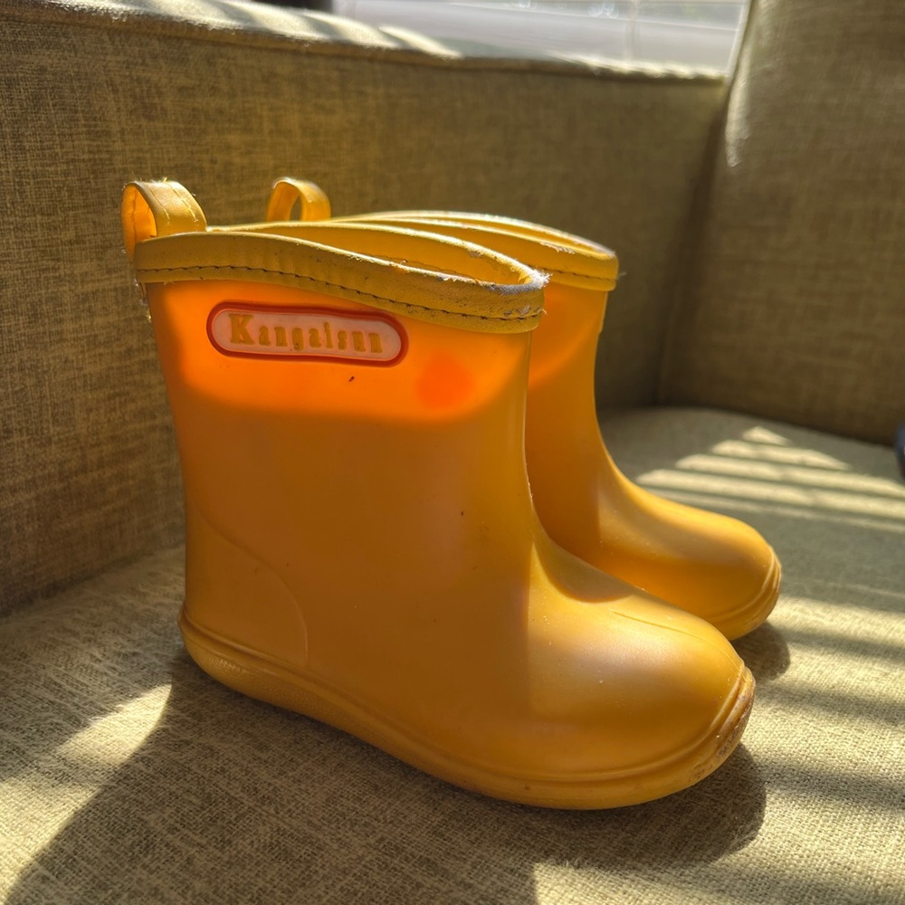 Super cute yellow rain boots
